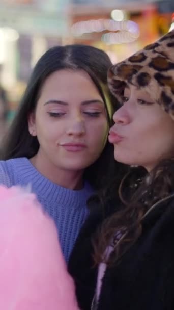 Kadın Iyi Arkadaş Ellerinde Pamuk Şekerle Lunaparkta Fotoğraf Çeker Fullhd — Stok video