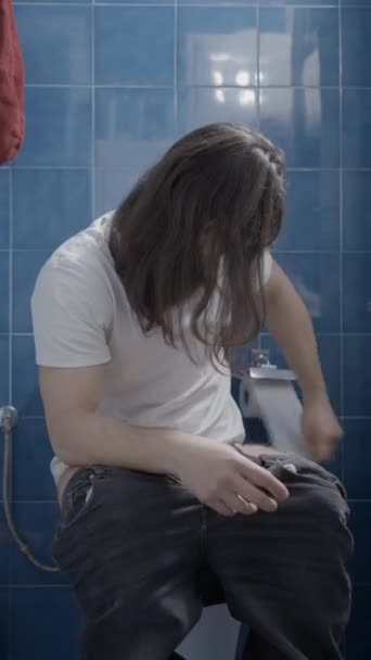 Young Caucasian Man Cleaning Himself Shit Toilet Frontal Shot Vertical — ストック動画