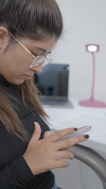 Młoda Dziewczyna Studentka Kolumbijskiego Uniwersytetu Siedząca Krześle Sprawdzająca Telefon 1080 — Wideo stockowe