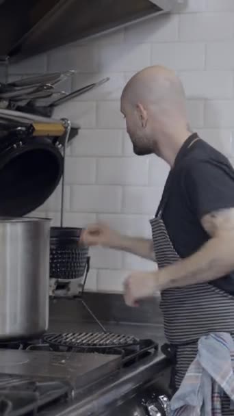 Vit Manlig Kock Flyttar Apparater Restaurangkök Sidovy Fullhd Vertikal Video — Stockvideo