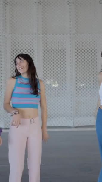 Panorámica Tres Chicas Patines Charlando Riendo Fullhd Vertical Video — Vídeos de Stock
