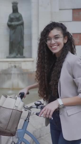 Красивая Марокканская Девушка Велосипедом Улыбается Позирует Перед Камерой Средний Выстрел — стоковое видео