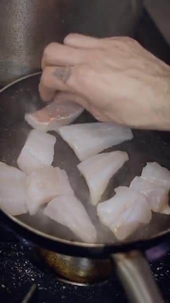 Близкий Обзор Татуированного Шеф Повара Помещающего Белую Рыбу Сковородку Fullhd — стоковое видео