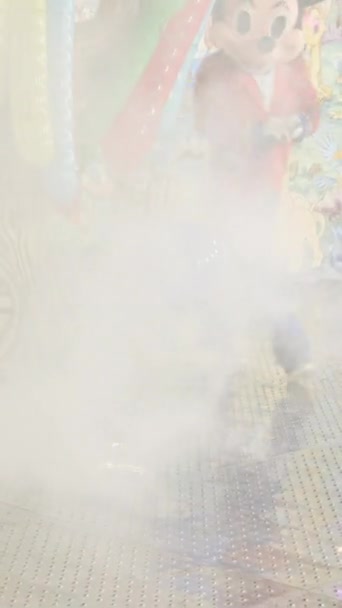 Похороны Валенсии Человек Костюме Микки Мауса Жует Людей Притворяющихся Стрижеными — стоковое видео