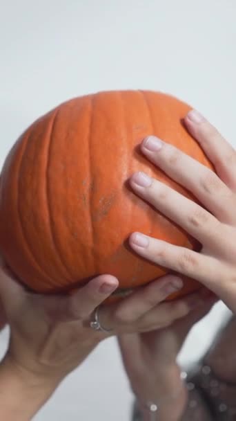 Chicas Jóvenes Traje Bruja Sosteniendo Frotando Calabaza Durante Halloween Cerca — Vídeo de stock