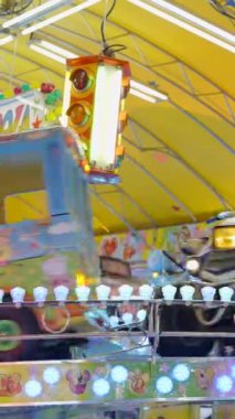 Valencia Fuarı - insanlar çocuklar için Scalextric Garcela lunapark trenine binmeyi seviyor - FullHD dikey video