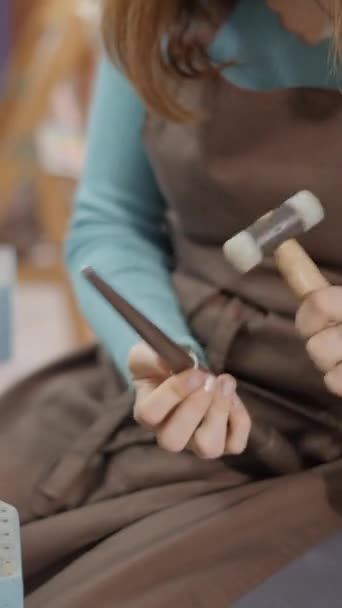 Γυναίκα Κοσμηματοπώλης Σφυρηλατεί Ένα Δαχτυλίδι Στο Εργαστήρι Της Κλείσιμο Βίντεο — Αρχείο Βίντεο