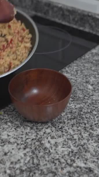 Przenoszenie Smażonego Ryżu Drewnianej Miski Kuchni Zbliżenie Pionowe — Wideo stockowe