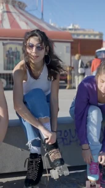 Tre Piger Sidder Ved Cirkus Udendørs Binde Deres Rulleskøjter Slomo – Stock-video
