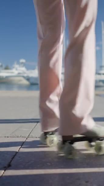 Close Ground View Legs Girls Turning Roller Skates Harbor Fullhd — Vídeo de Stock