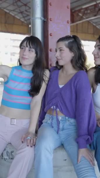 Dziewczyny Kolorowe Ubrania Siedzieć Zewnątrz Zrobić Selfie Telefonu Fullhd Pionowe — Wideo stockowe