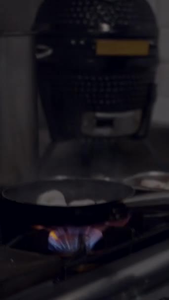 Ruční Pohled Šéfkuchaře Plamenů Potravin Kuchyni Restaurace Fullhd Vertikální Video — Stock video