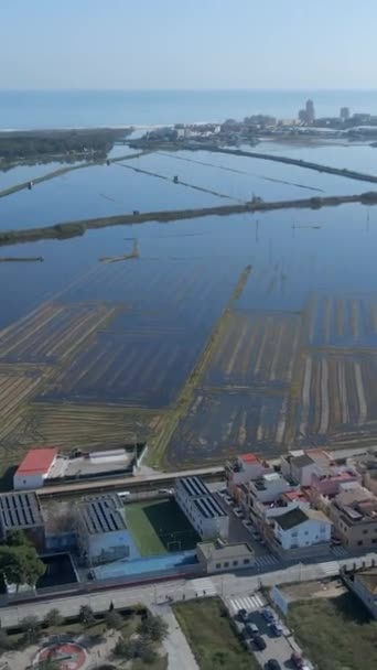 Flygdrönarbilder Jordbruksfälten Village Nedsänkt Vatten Med Blå Himmel Vita Moln — Stockvideo