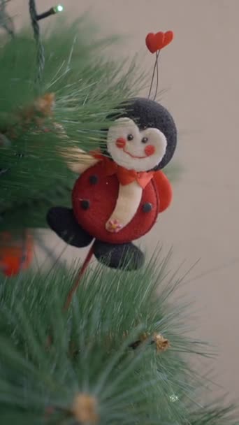 Mano Una Donna Anziana Che Decora Albero Natale Close Video — Video Stock