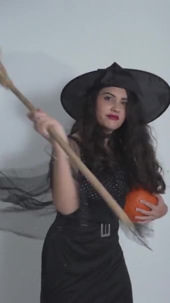 Gadis Muda Berkostum Penyihir Memegang Tongkat Sihir Dan Menunjuk Kamera — Stok Video