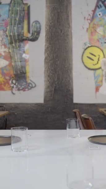 Entlang Des Gedeckten Tisches Ohne Menschen Und Kunst Der Wand — Stockvideo