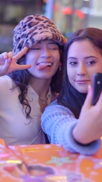 Duas Mulheres Adultas Jovens Atraentes Tirar Selfies Telefone Antes Passeio — Vídeo de Stock