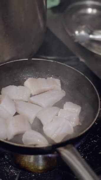 Vue Rapprochée Chef Frire Des Morceaux Poisson Blanc Sur Une — Video