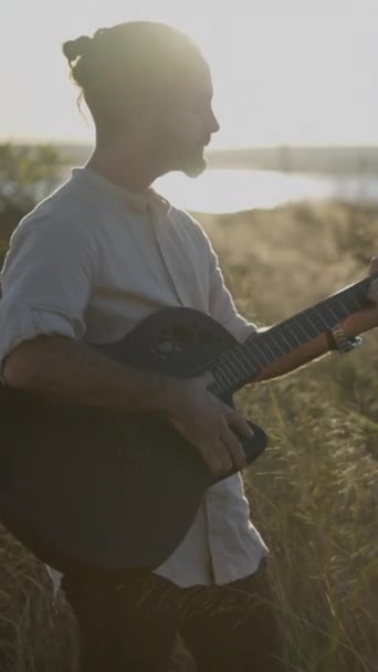 Sihouette Guitarrista Español Tocando Acordes Cantando Canciones Medio Del Prado — Vídeos de Stock