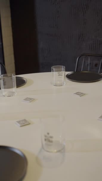 Φορητό Τηγάνι Γύρω Από Τραπέζι Απλή Ρύθμιση Άδειο Εστιατόριο Fullhd — Αρχείο Βίντεο