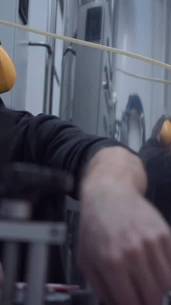 Facebook Maskeli Gürültü Azaltma Kulaklı Erkek Şçi Fabrikada Bira Üretim — Stok video