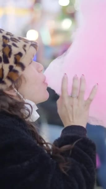 Zwei Hübsche Mädchen Essen Rosa Zuckerwatte Auf Einem Jahrmarkt Nahaufnahme — Stockvideo