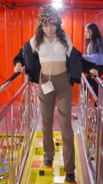 Valencia, FullHD dikey video yarışları için kadınların bacakları çekimin girişinde yürüyor.