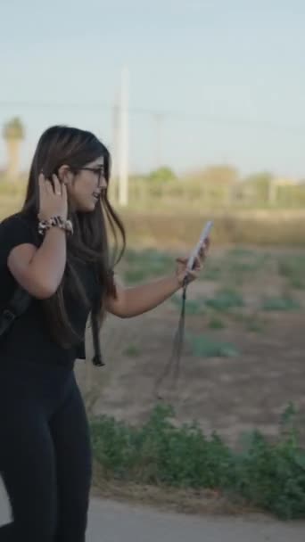Latina Blogger Uses Smart Phone Film Video Countryside Fullhd Vertical — Stock Video
