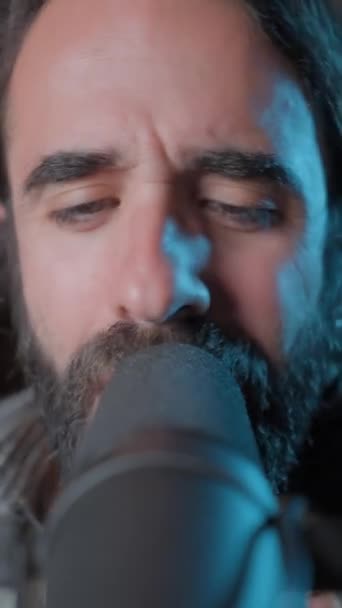Молодий Бородатий Чоловік Співає Емоційну Пісню Професійною Блискавкою Крупним Планом — стокове відео