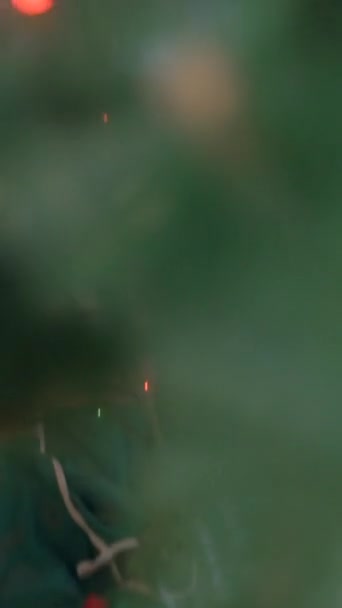 Piękna Choinka Pełna Ozdoby Świecące Światła Strunowe Tracking Shot Pionowe — Wideo stockowe
