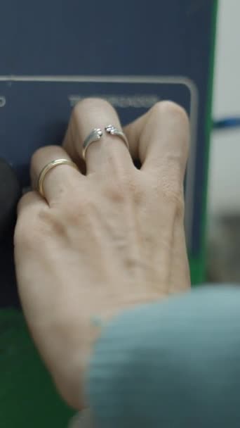 ワークショップで装置を作るジュエリーの女性手調節温度ノブ フルHdの垂直ビデオを閉じる — ストック動画