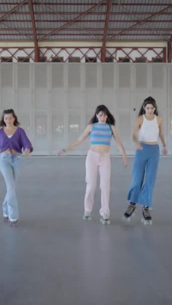 Três Meninas Roupas Coloridas Patinagem Direção Câmera Passada Fullhd Vertical — Vídeo de Stock