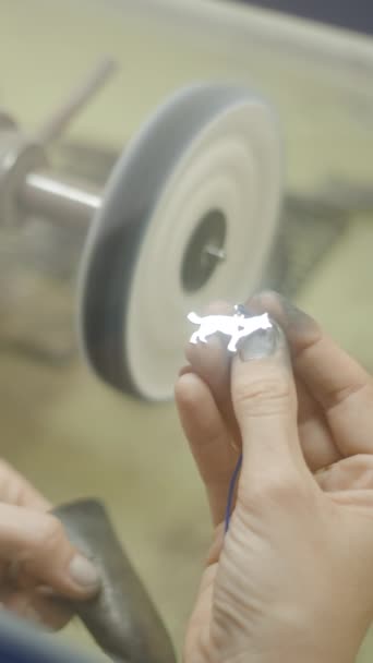 磨く機械のための塵箱のアクリル カバーの金属付属品の部分が付いている宝石類の手 選択フォーカスショットフルHd垂直ビデオ — ストック動画