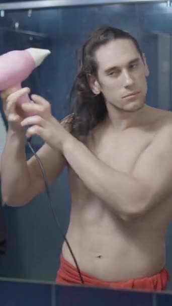 Genç Metroseksüel Adam Banyodaki Aynanın Önünde Saç Kurutma Makinesi Kullanıyor — Stok video
