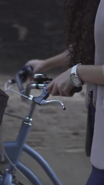 Обрезанное Изображение Кудрявой Женщины Повседневной Одежде Прогуливается Велосипедом Отслеживание Вертикальное — стоковое видео