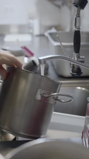 Seitenansicht Eines Männlichen Küchenchefs Der Einen Topf Mit Wasser Aus — Stockvideo