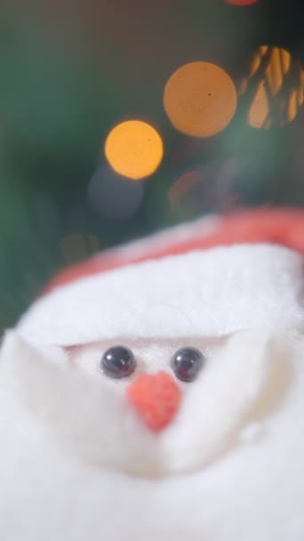 Впритул Санта Клауса Різдвяна Ялинка Прикраса Ефектом Боке Розмитому Тлі — стокове відео