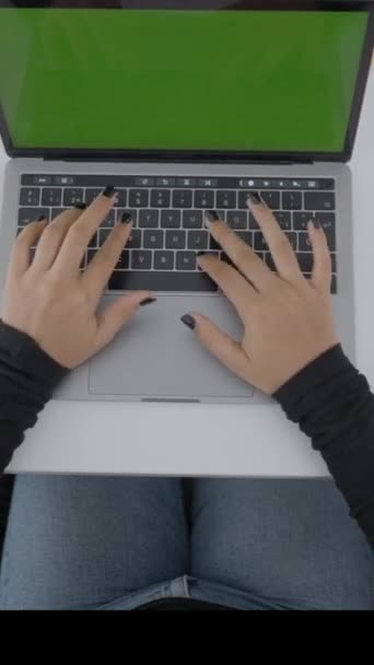 여자가 청결한 책상에 노트북을 노트를 취하고 1080 비디오 — 비디오