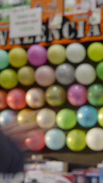 Mão Homem Que Lança Dardos Balões Inflados Coloridos Variedade Tiroteio — Vídeo de Stock