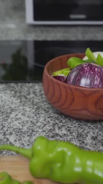 Womans Hand Slicing Green Chili Pepper Kitchen Knife Dalam Bahasa — Stok Video