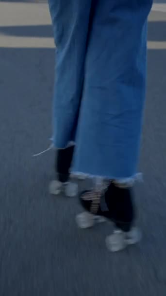Meisje Blauwe Jeans Rolschaatsen Door Zonnige Haven Kantelen Van Grond — Stockvideo