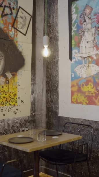 Wolna Patelnia Kolorowych Obrazów Klauna Ścianie Przy Pustym Stole Restauracyjnym — Wideo stockowe