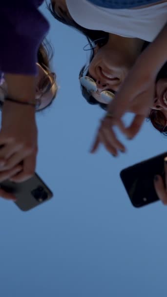 Szczęśliwe Dziewczyny Okularach Przeciwsłonecznych Używać Telefonów Rozmawiać Widok Bliska Dołu — Wideo stockowe