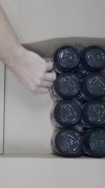 在啤酒厂的一盒罐装啤酒的纹身工人顶部视图 Fullhd垂直视频 — 图库视频影像