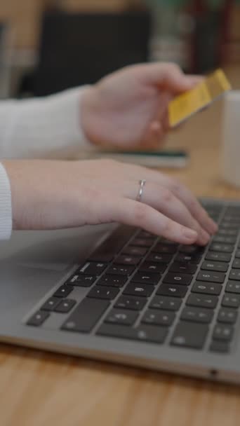 Kobiece Ręce Trzymające Kartę Kredytową Wpisując Numer Plomby Płatności Online — Wideo stockowe