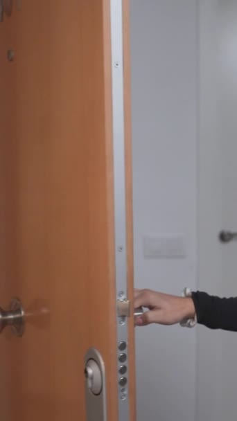 Femme Haut Noir Jeans Ouvre Porte Accueille Son Ami Avec — Video