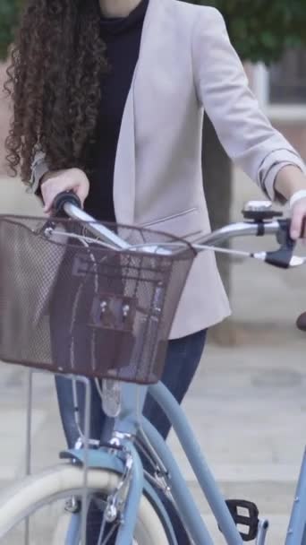 Марокканская Леди Повседневной Одежде Велосипедом Ходить Открытом Воздухе Дневное Время — стоковое видео
