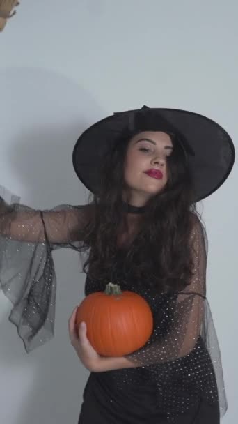 ハロウィーンのための魔女のコスチュームをポーズ美少女 中型ショット 垂直1080 — ストック動画
