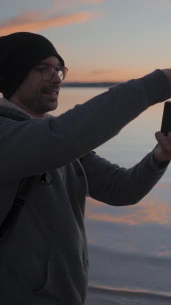 Jovem Fotógrafo Tirar Fotos Com Uma Câmera Profissional Junto Lago — Vídeo de Stock