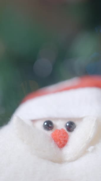 Sneeuwman Ornament Hang Aan Kerstboom Met Fonkelende Lichten Selectieve Focus — Stockvideo